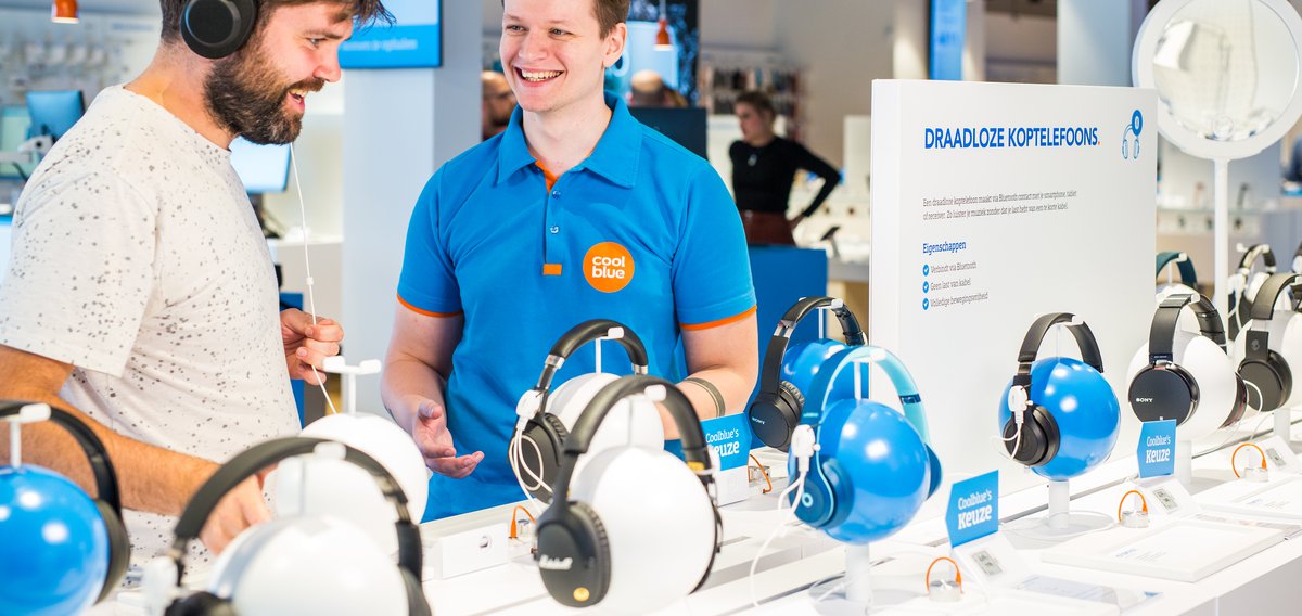 Winkelmedewerker en klant in de winkel in Gent